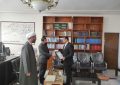 اهداء لوح سپاس به شهردار انابد توسط دستگاه قضایی شهرستان