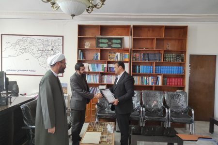 اهداء لوح سپاس به شهردار انابد توسط دستگاه قضایی شهرستان
